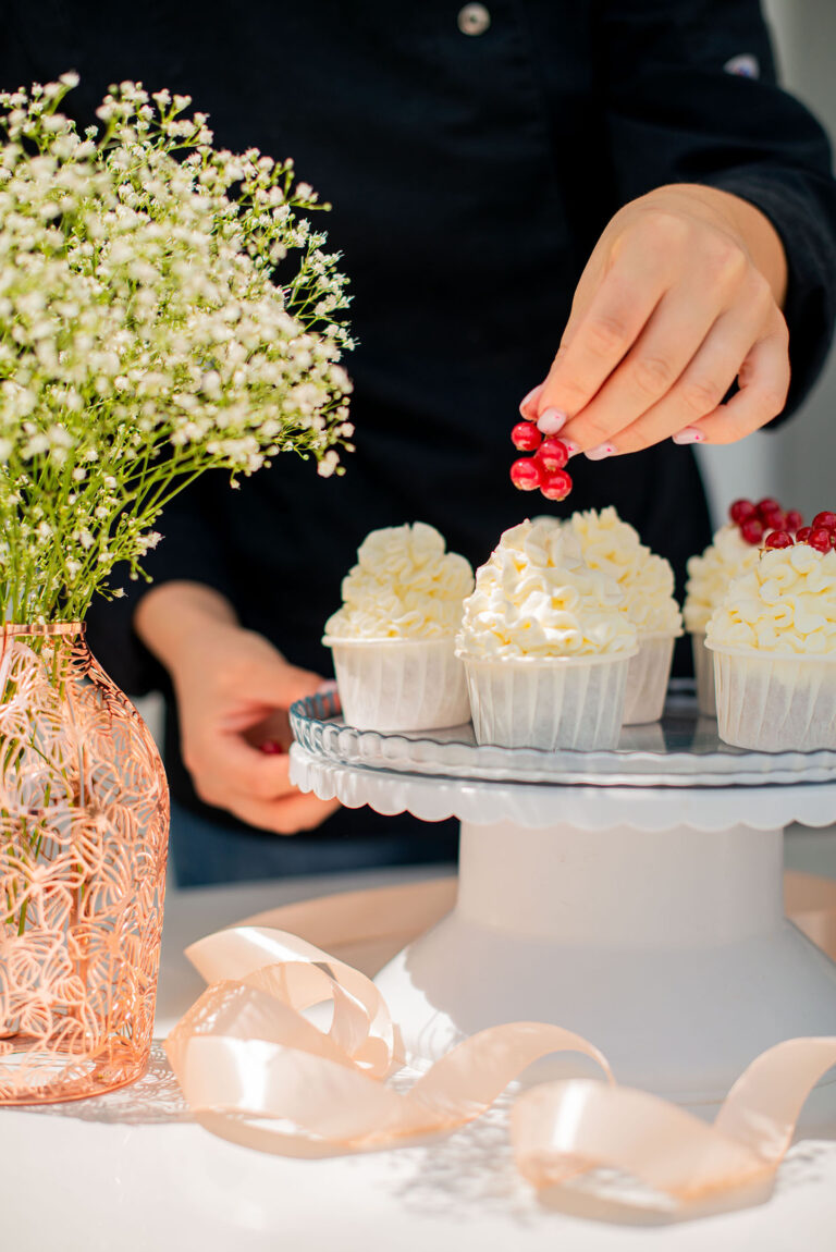Décoration minutieuse d’un dessert, capturant l’attention au détail d’une pâtissière.