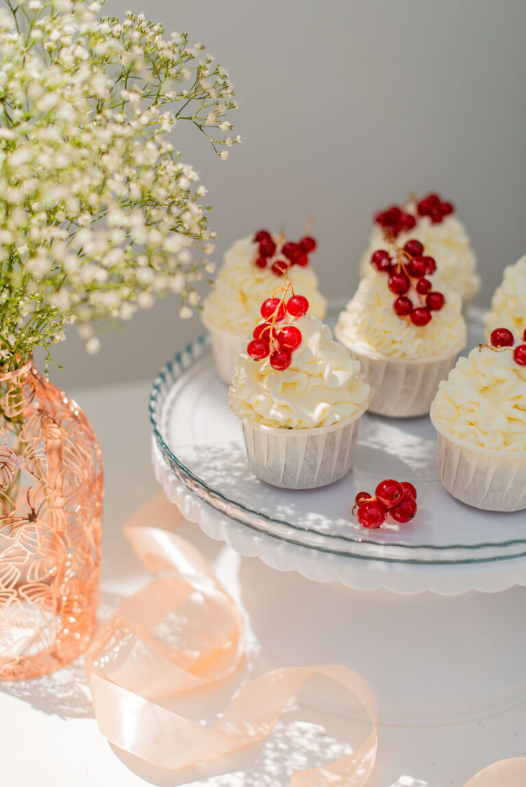 Assortiment de douceurs sucrées, parfait pour un buffet élégant.