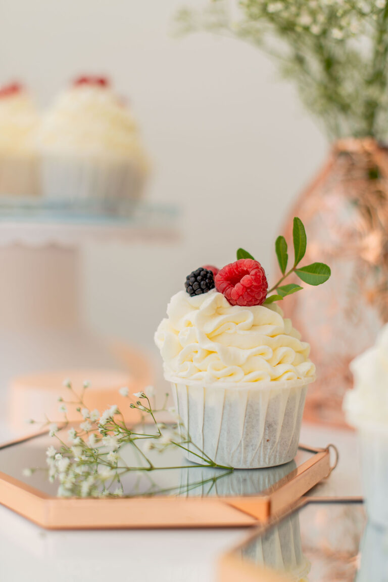 Pâtisserie fine avec décor soigné, mettant en valeur le luxe du fait main.