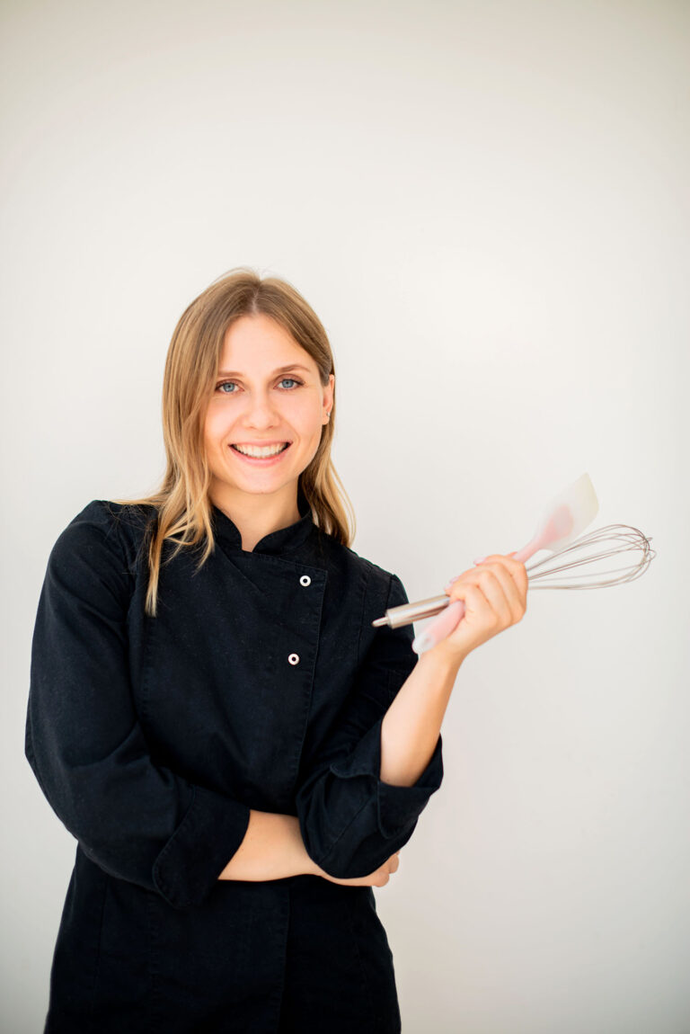 L’essence de la pâtisserie capturée dans un portrait authentique et minimaliste.