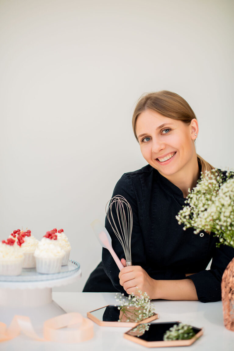 Portrait dynamique capturant l’énergie et la passion du métier de pâtissier.