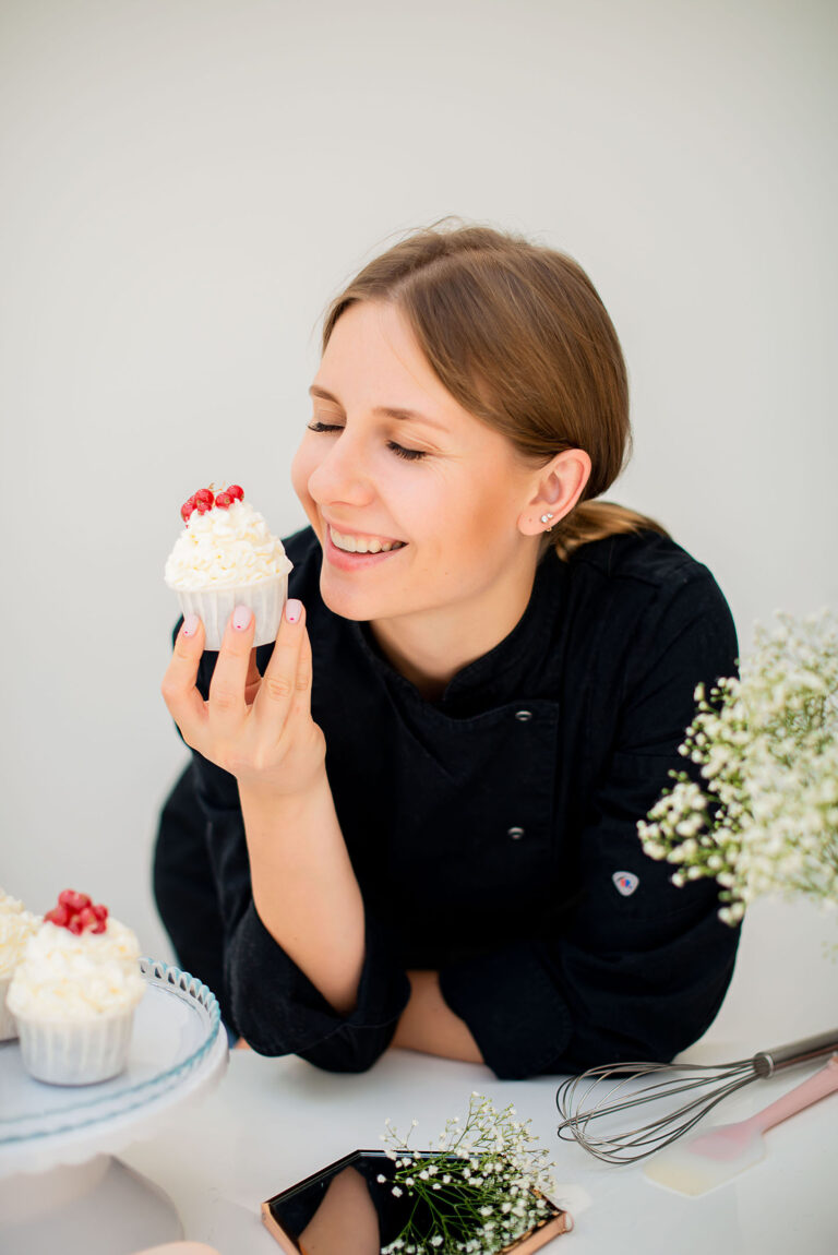 Photo storytelling pâtisserie artisanale: Un instant de complicité entre la pâtissière et ses desserts faits avec amour.