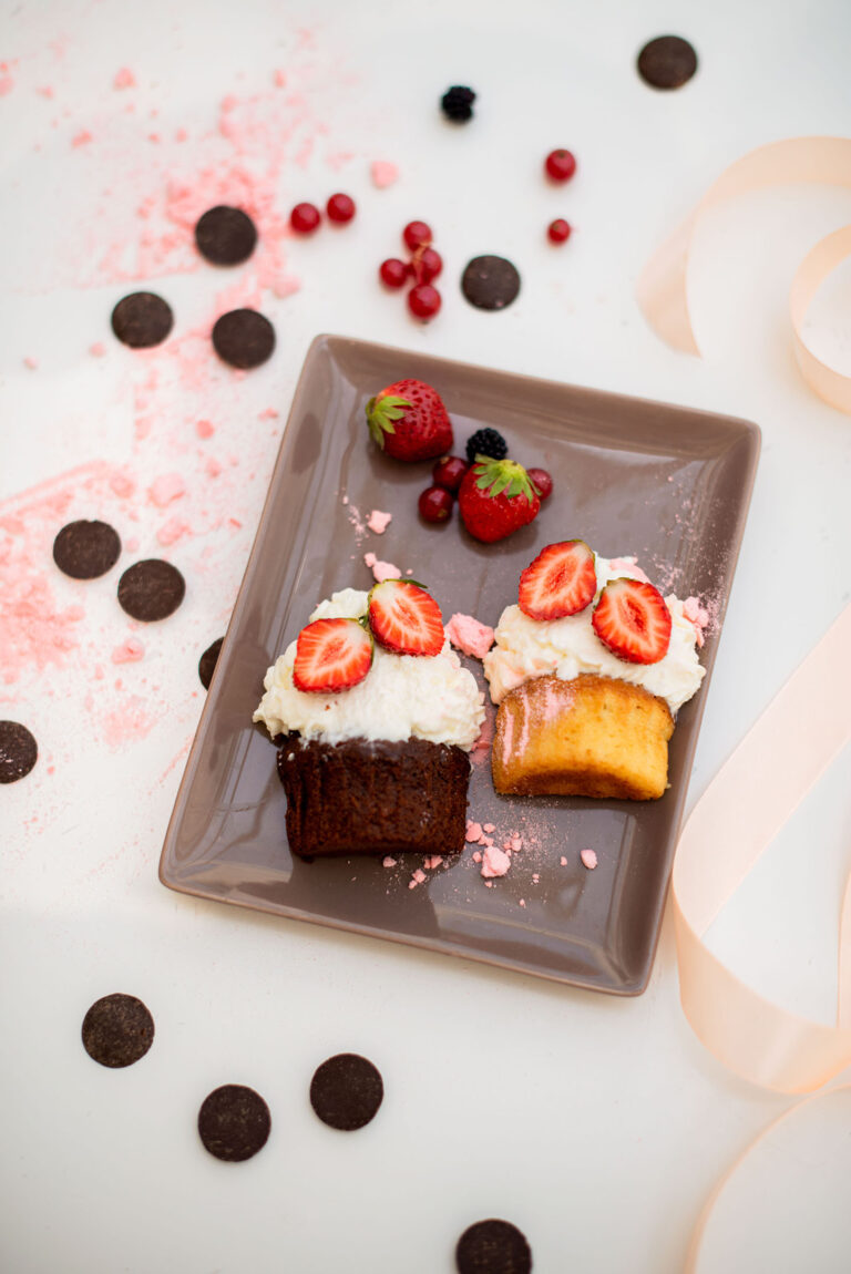 Cupcakes gourmands décorés avec précision, photographie culinaire professionnelle.