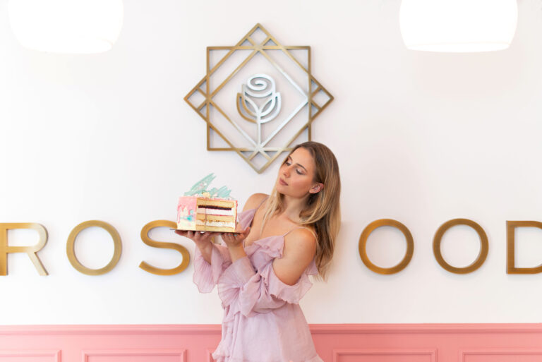 Photographe pâtisserie professionnelle Côte d’Azur: Portrait inspirant d’une cheffe pâtissière fière de ses réalisations.