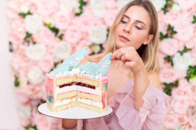 Photographe branding artisan pâtissier Nice : portrait d’Irina, fondatrice de Vanille Caramel, en train de décorer un gâteau.