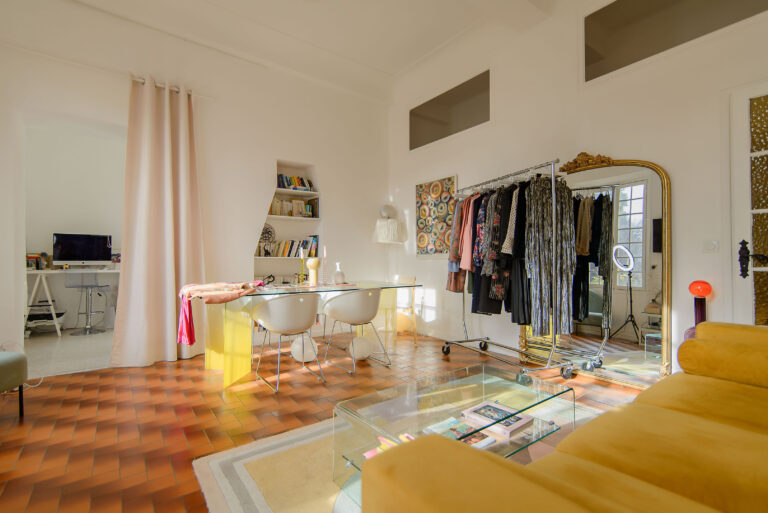 Showroom de mode durable avec miroirs et mobilier moderne.
