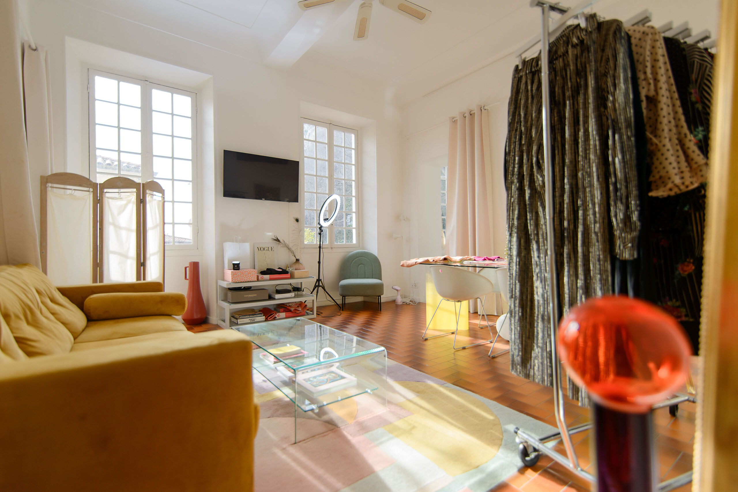 Détails du showroom Vieilles Âmes, entre authenticité et design contemporain.