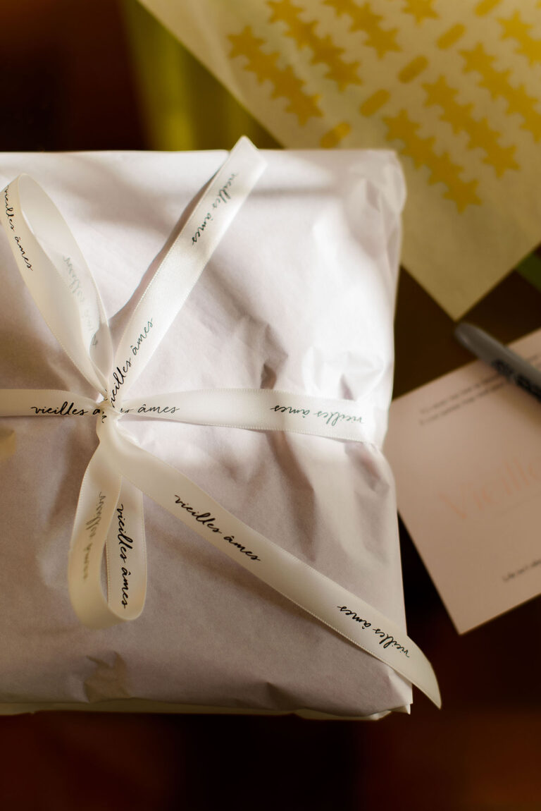 Ruban personnalisé Vieilles Âmes, une attention au détail jusque dans l’emballage. Papier de soie estampillé, une touche d’élégance pour chaque commande.