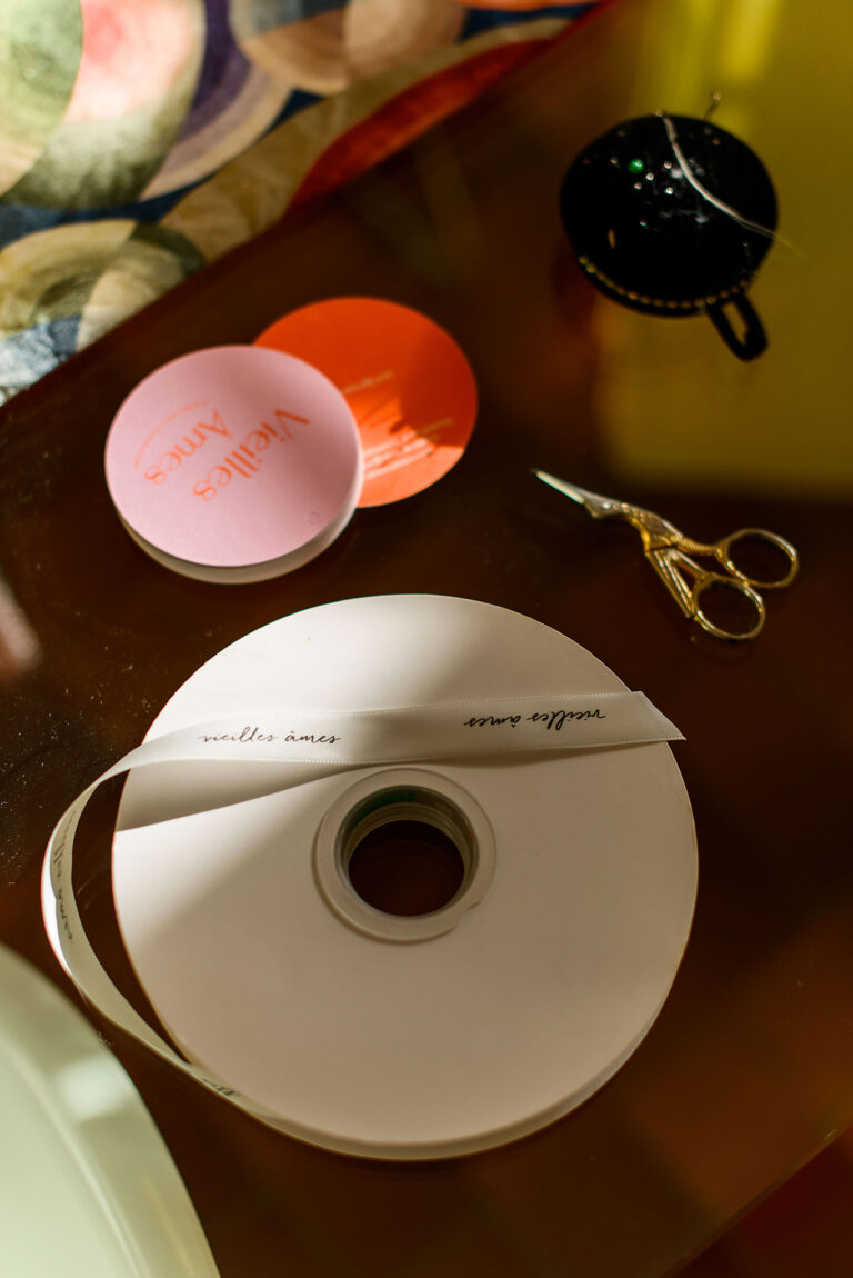 Étiquettes en papier recyclé, packaging minimaliste et responsable.