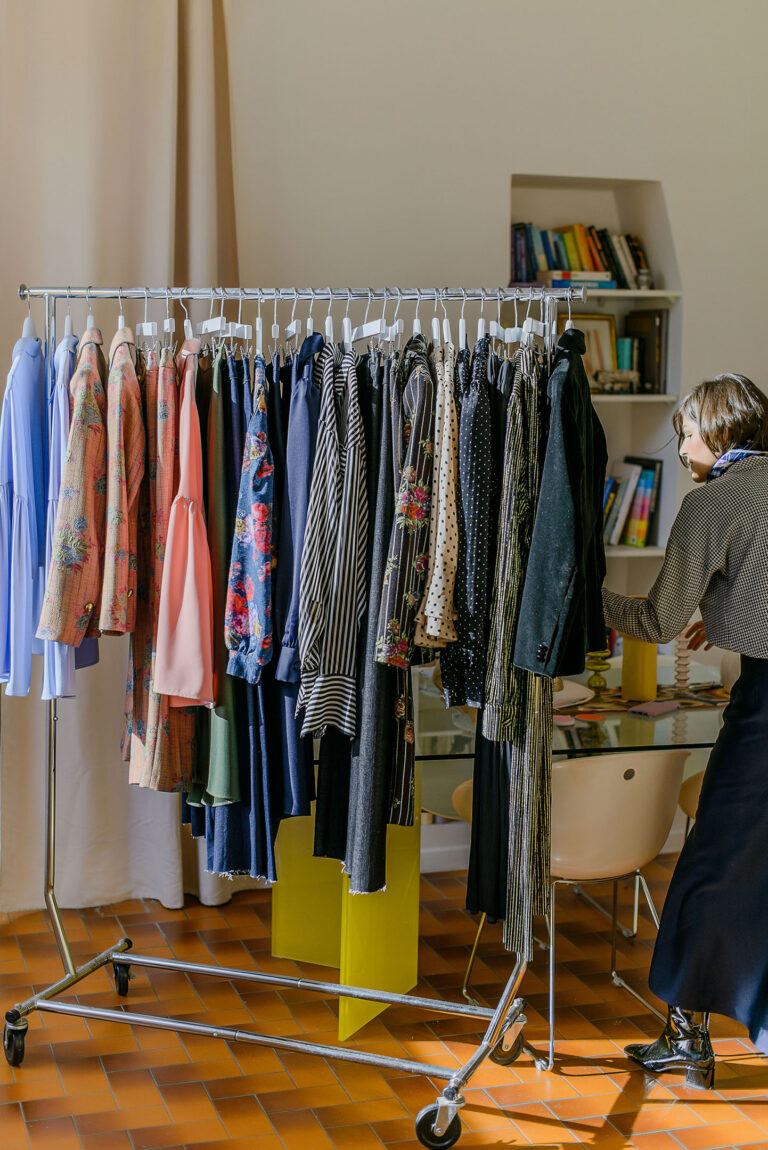 Photographe mode à Nice : shooting en showroom avec pièces issues d’une production responsable.