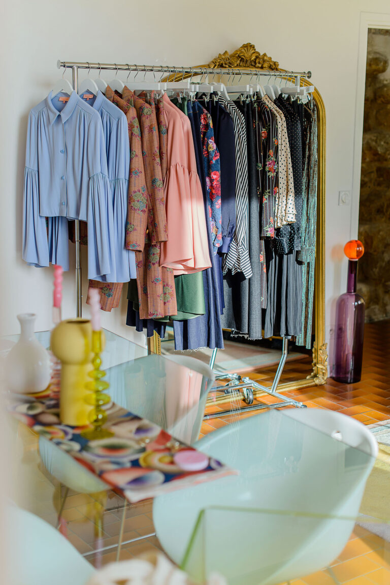 Showroom Vieilles Âmes : portants de vêtements éthiques et mobilier design.