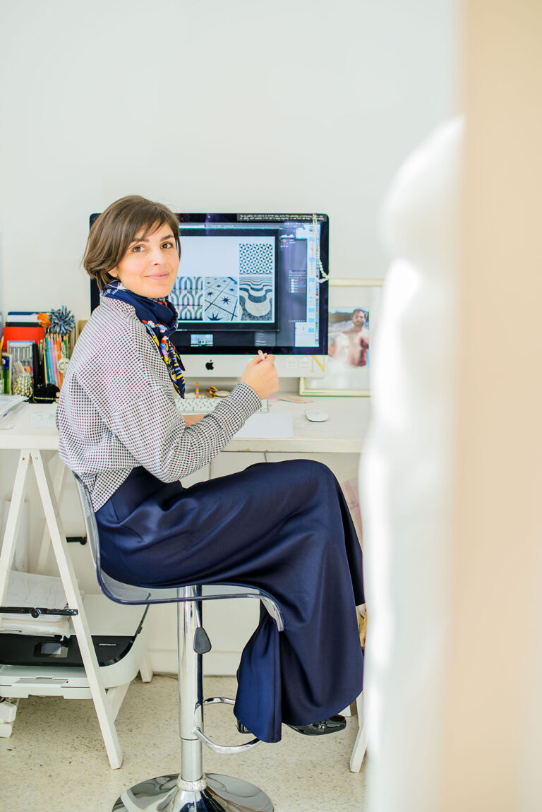 Travail en atelier sur des pièces uniques, inspirées par le slow fashion.