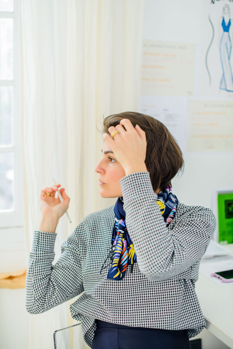 Portrait d’une entrepreneure engagée dans la mode éthique et durable.