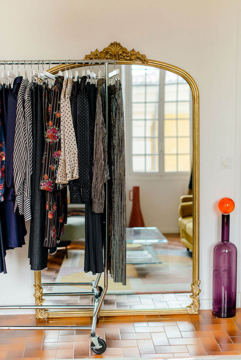 Portants de vêtements slow fashion, une sélection exclusive en petite quantité.