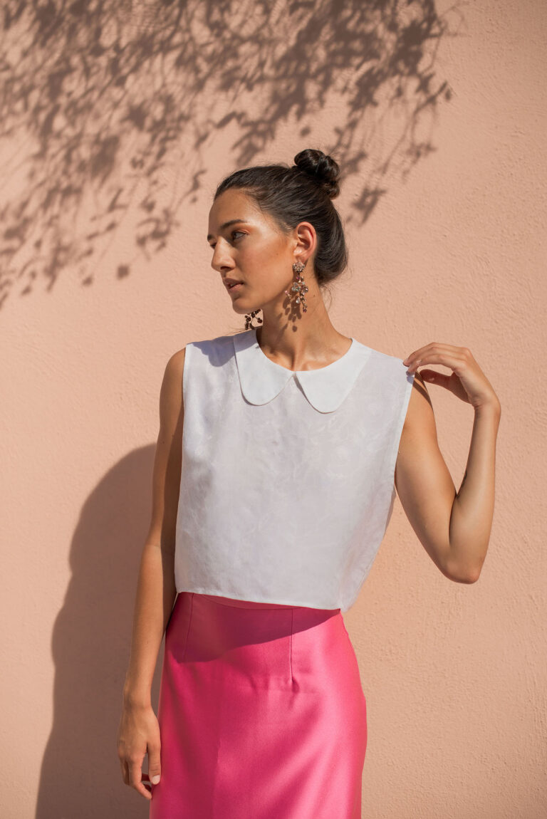 Lumière éclatante et tons naturels, mettant en avant l’esprit slow fashion.