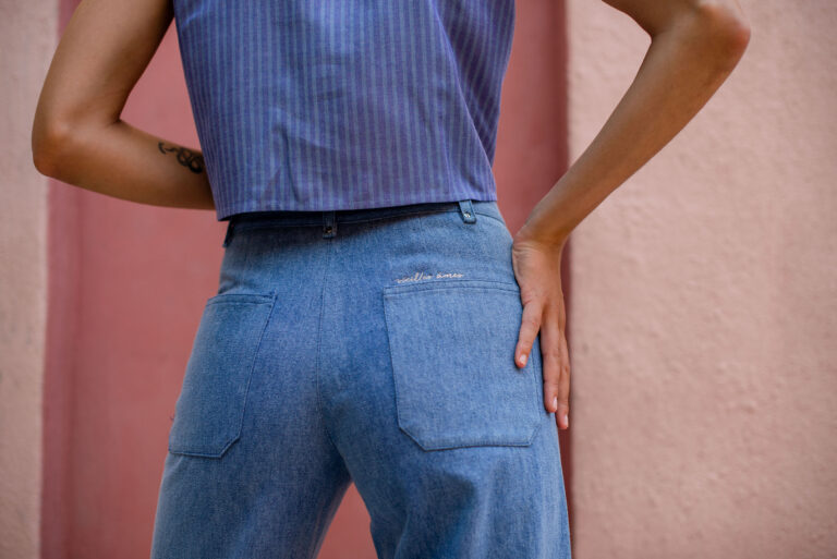 Attention particulière au détails: logo brodé sur la poche du jean signé Vieilles Âmes.