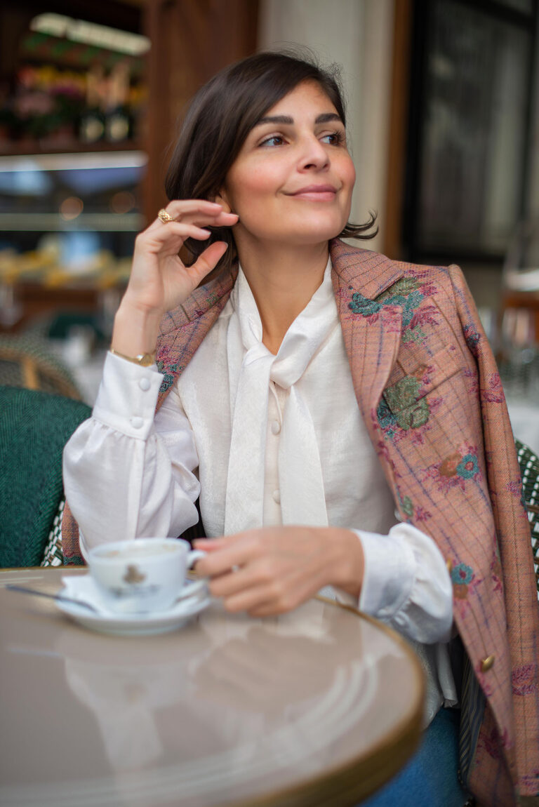 Créateurs de mode à Nice : tenue intemporelle capturée en lumière naturelle.