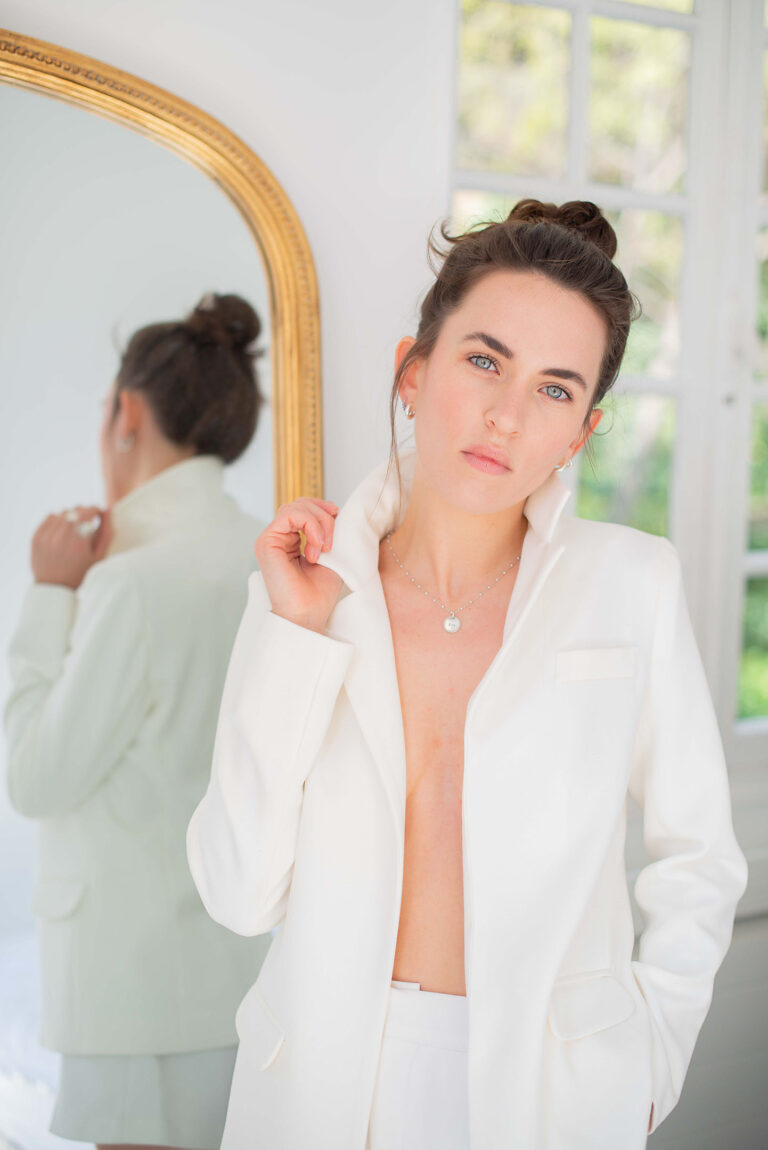 Mode durable : veste élégante et minimaliste conçue à partir de tissus dormants.