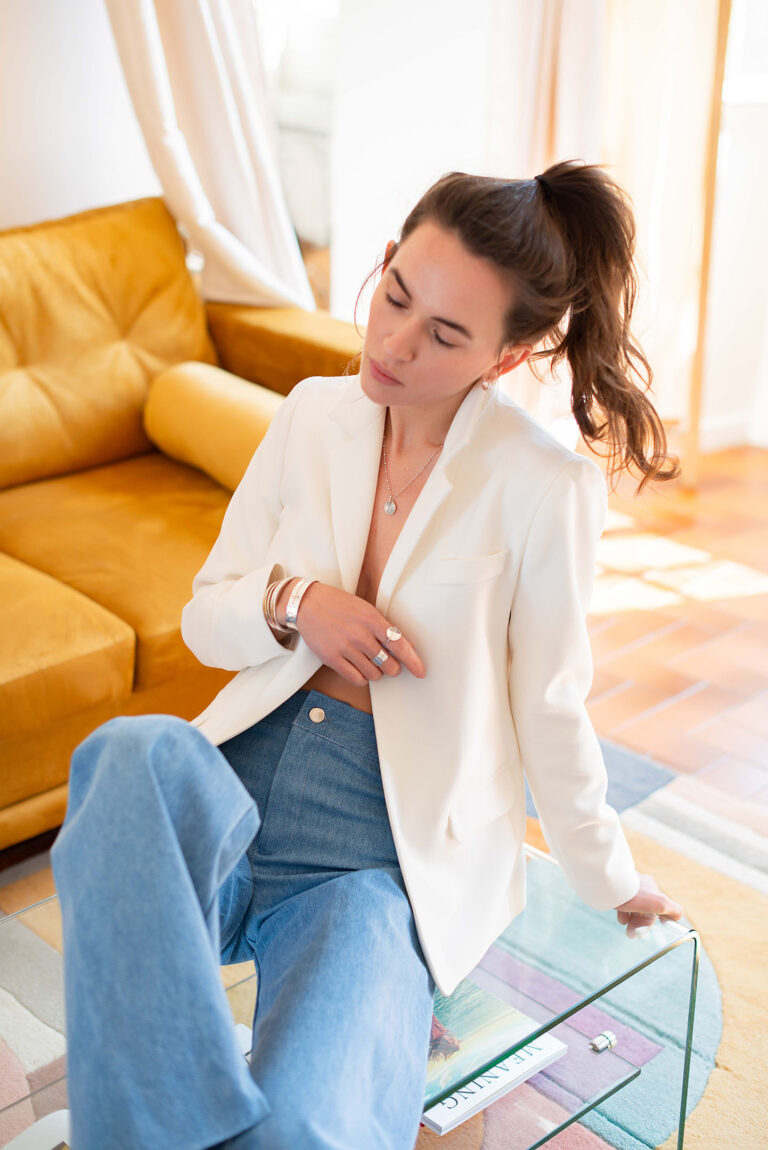 Look casual-chic en denim upcyclé, parfait pour une mode responsable et tendance.
