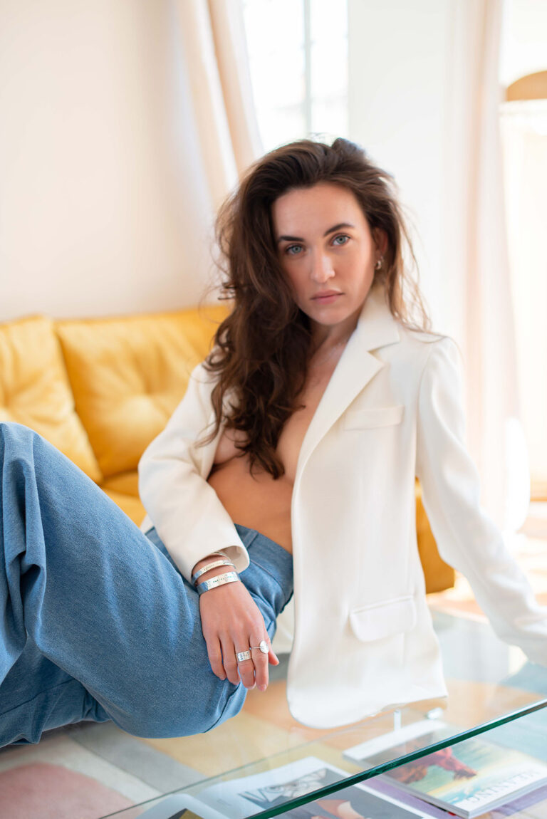 Ensemble jean et veste en édition limitée, alliant confort et élégance dans un style intemporel.