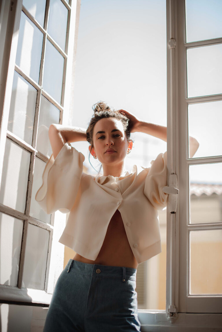 Look naturel et aérien, chemisier en matière upcyclée pour une élégance éthique.
