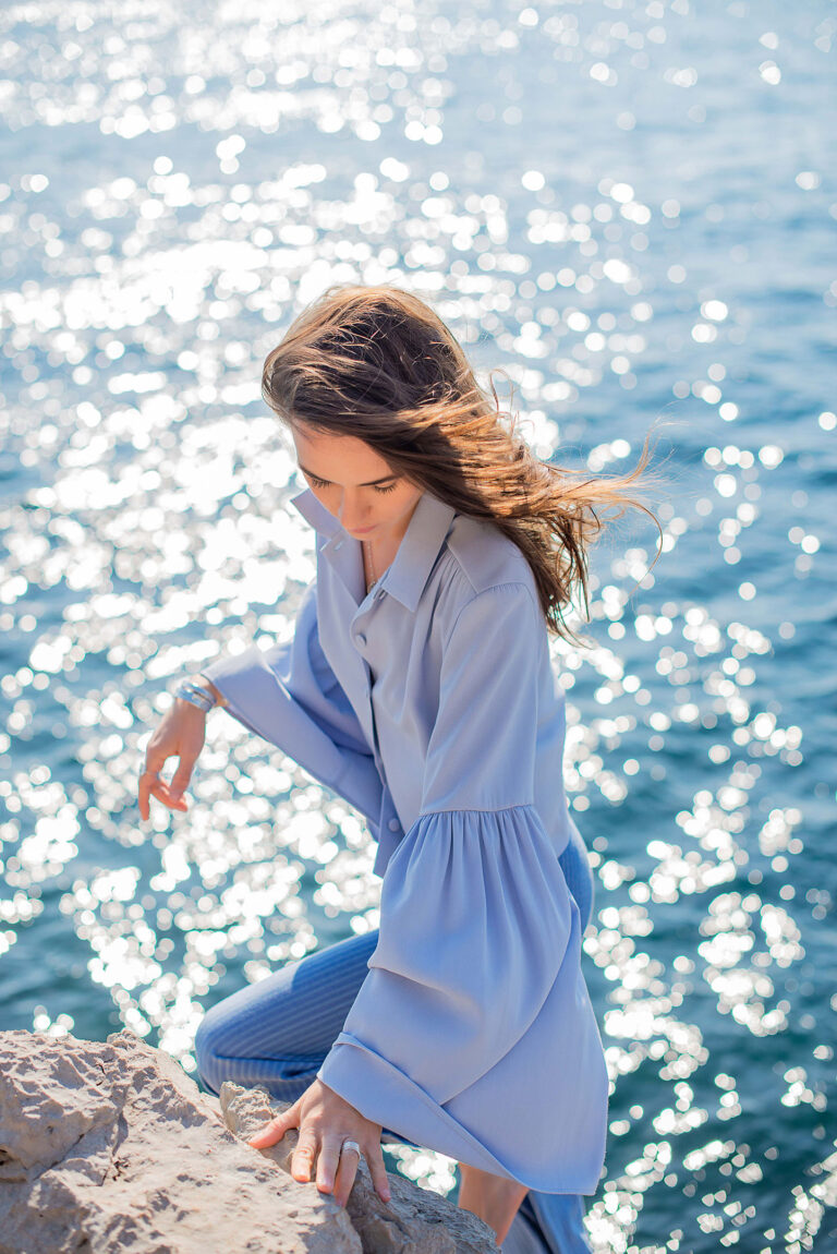 Haut estival capturé face à la mer, mode durable et élégante.
