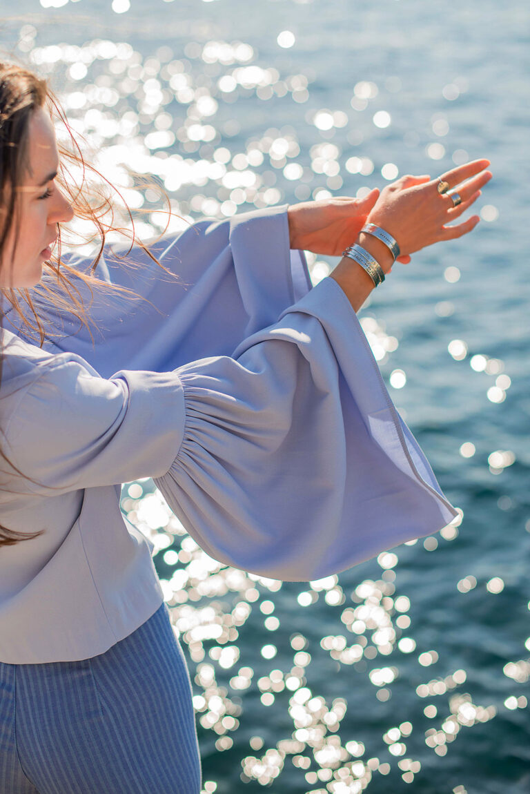 "Minimalisme et fluidité pour une mode respectueuse de l’environnement.