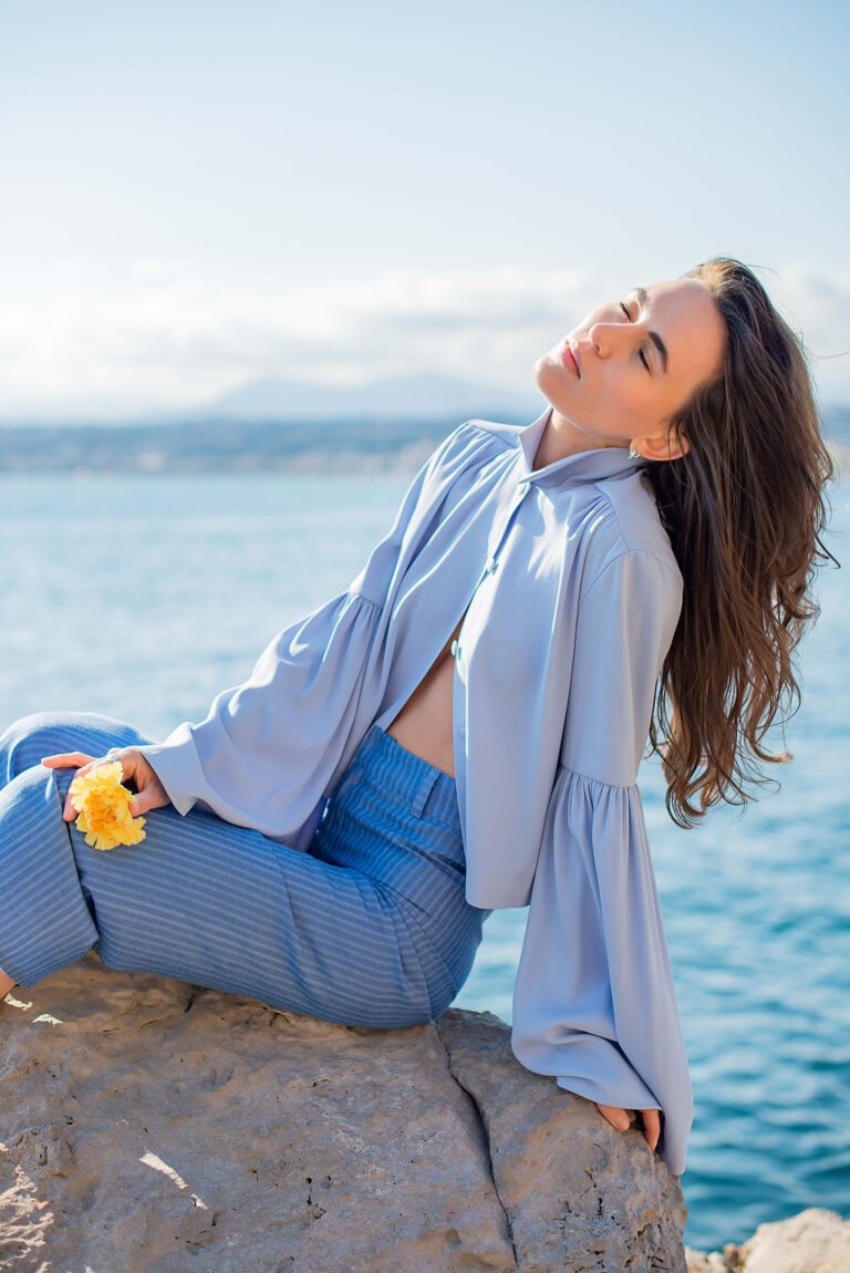Shooting à la plage, une ode à la liberté et à la mode responsable.