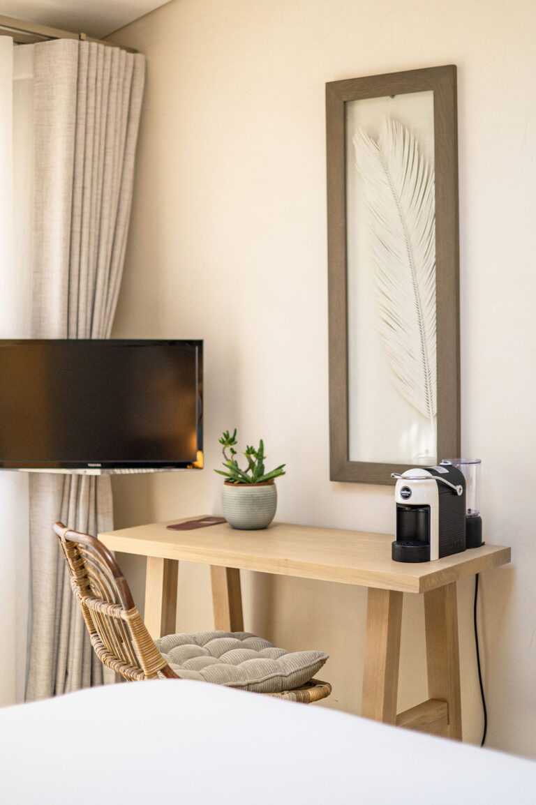 Coin bureau avec machine à café et lumière douce, parfait pour un séjour agréable.
