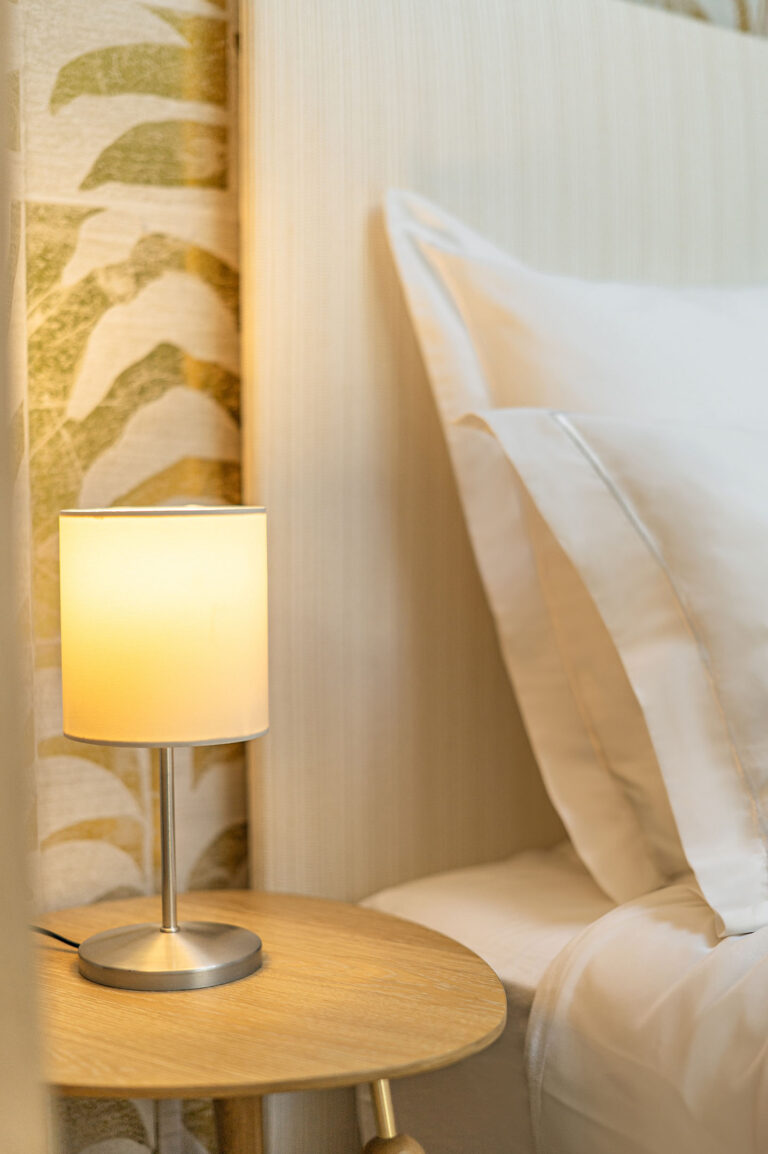 Détails soignés d’une chambre d’hôtel : décor harmonieux et touche chaleureuse.