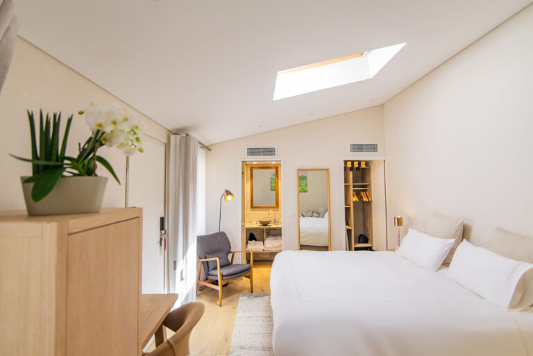 Intérieur chaleureux d’un hôtel avec atmosphère reposante et tons naturels.