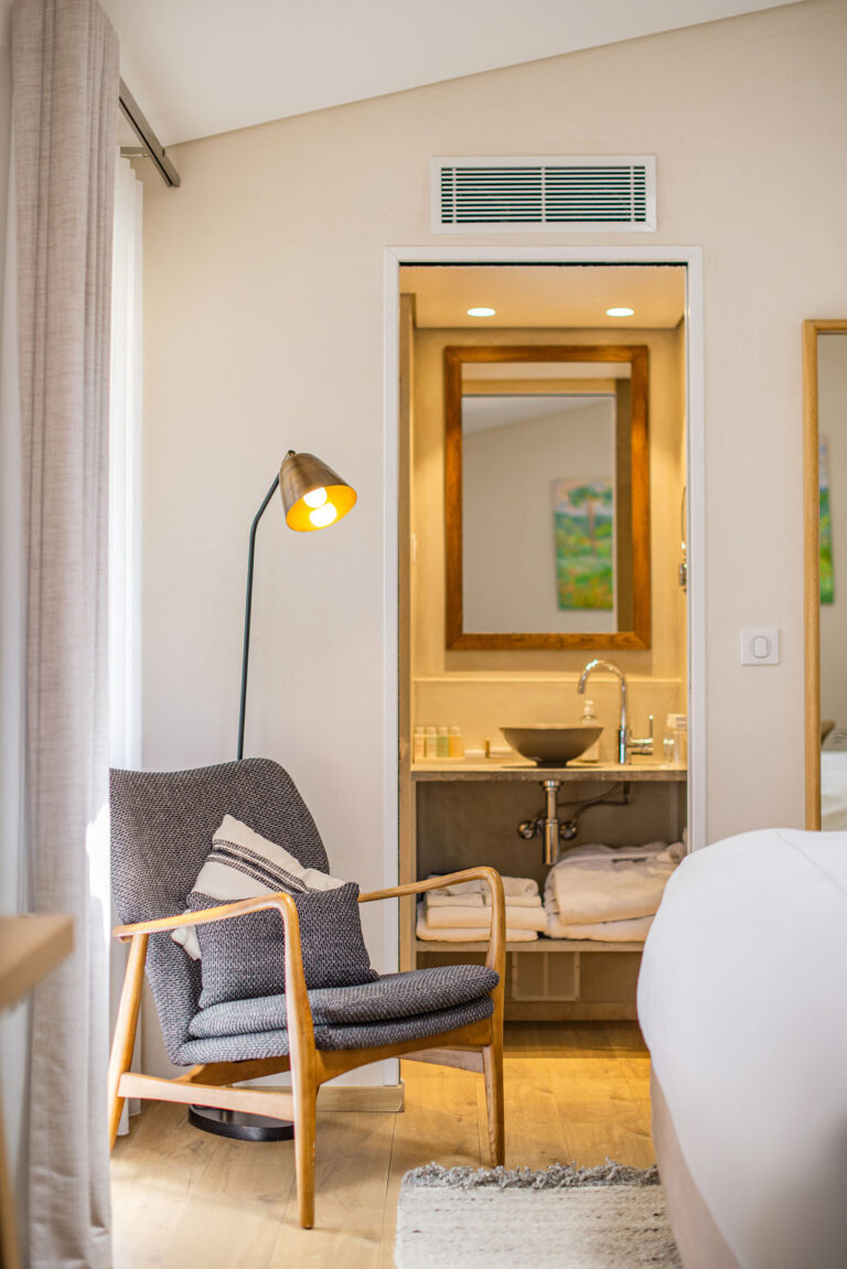 Hôtel de charme avec mobilier élégant et ambiance paisible.