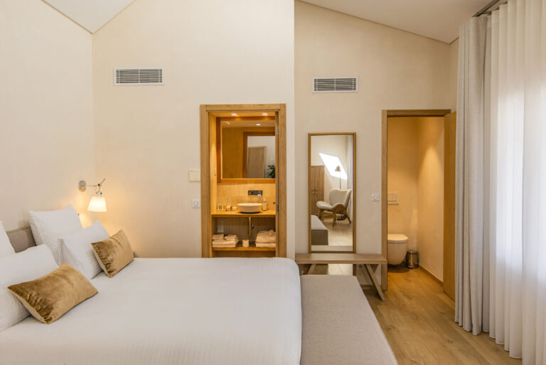 Instant détente dans un boutique-hôtel, détails élégants et ambiance sereine.