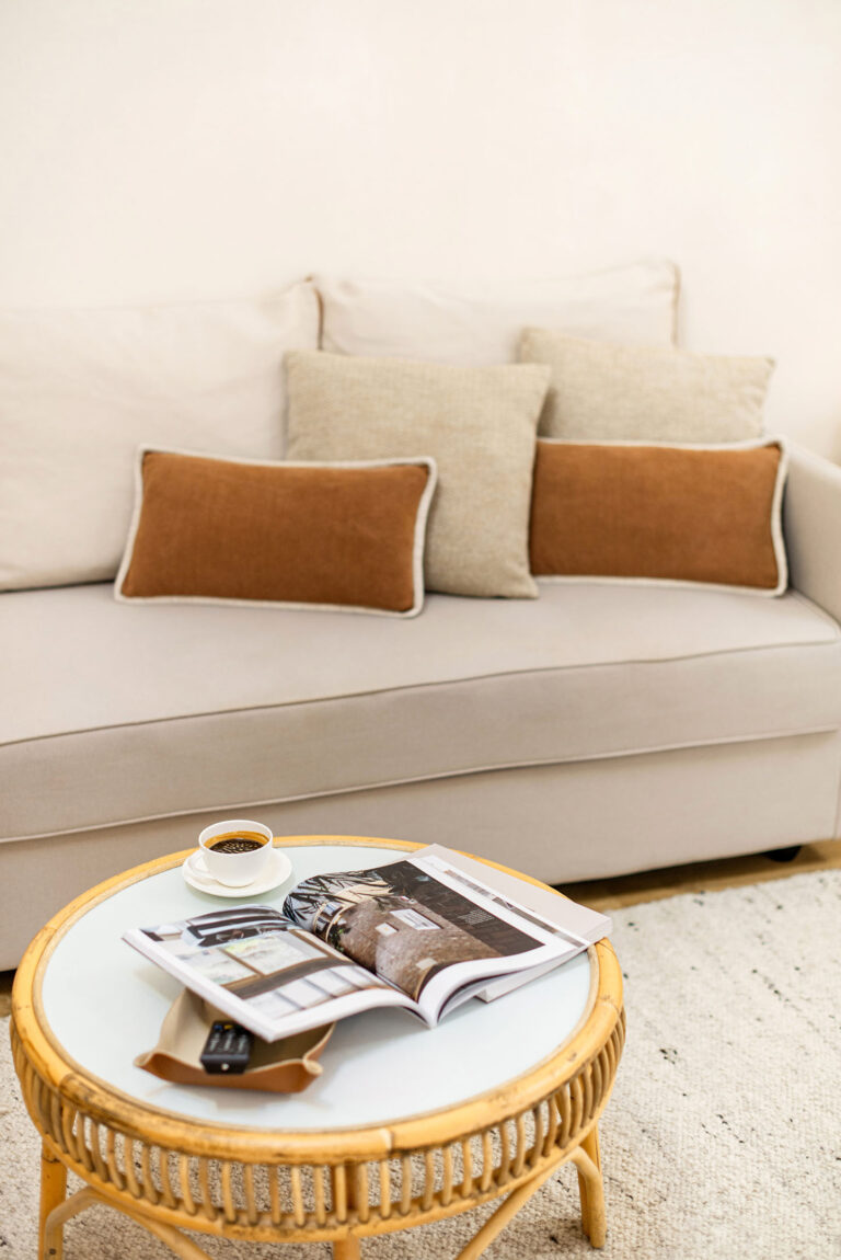 Vue d’un canapé cosy avec table basse, parfait pour un séjour détente.