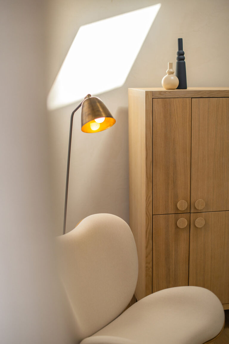 Coin repos d’une chambre d’hôtel, alliant élégance et confort.