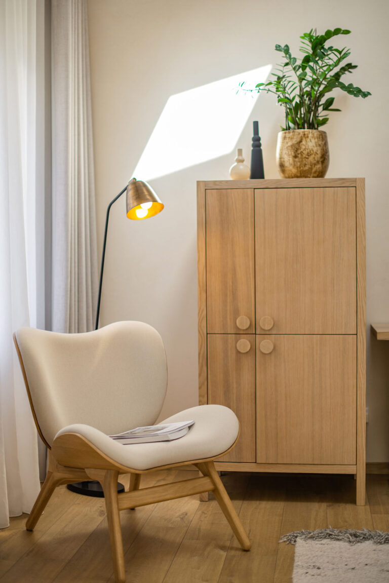 Fauteuil confortable et lampe design dans un espace de lecture apaisant.