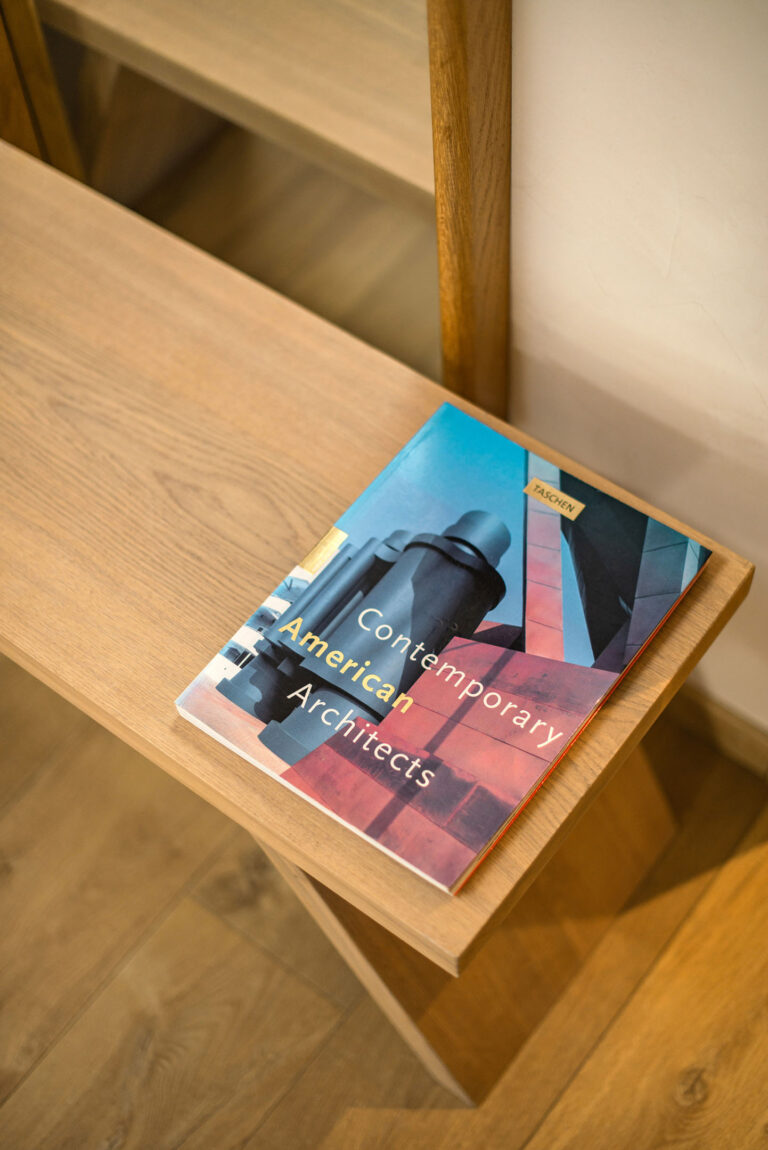 Une attention aux détails: livre d'architecture contemporaine posé sur un banc en bois.