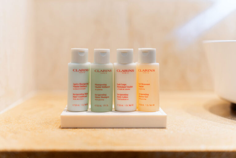 Produits de courtoisie dans une salle de bain raffinée.