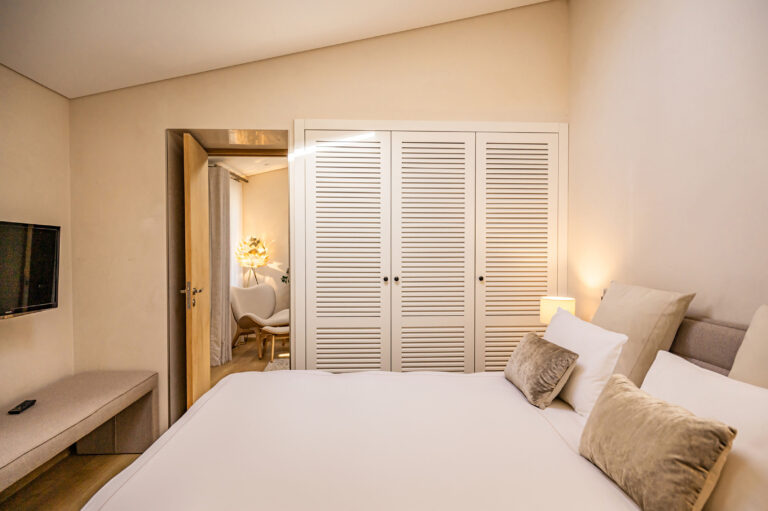 Chambre lumineuse et contemporaine d’un hôtel sur la Côte d’Azur, décor pastel et apaisant.