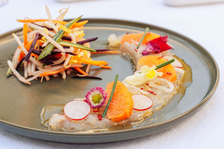 Plat gastronomique du restaurant Villa Fabulite – Dressage soigné d’un filet de poisson accompagné de légumes de saison.