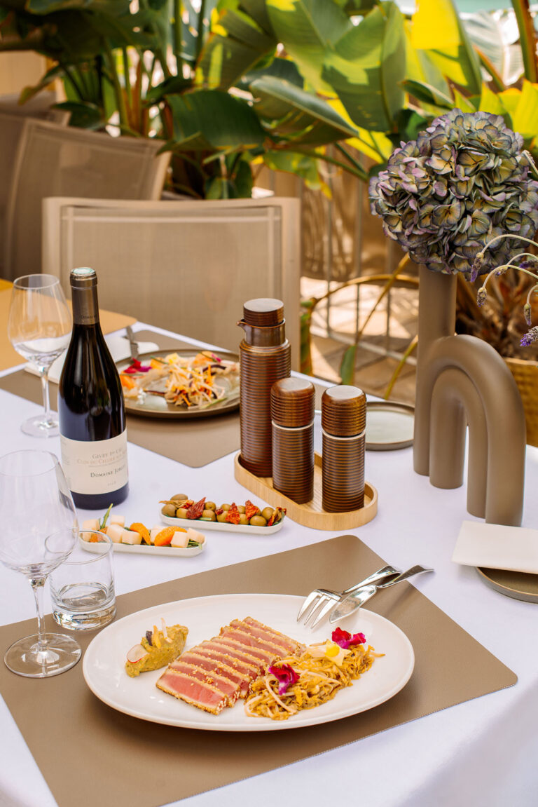Expérience culinaire élégante sur la Côte d’Azur : art de la table et raffinement.