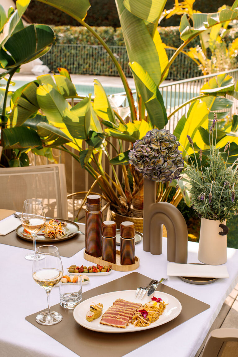Repas d’exception dans un restaurant d’hôtel : saveurs délicates et présentation soignée.