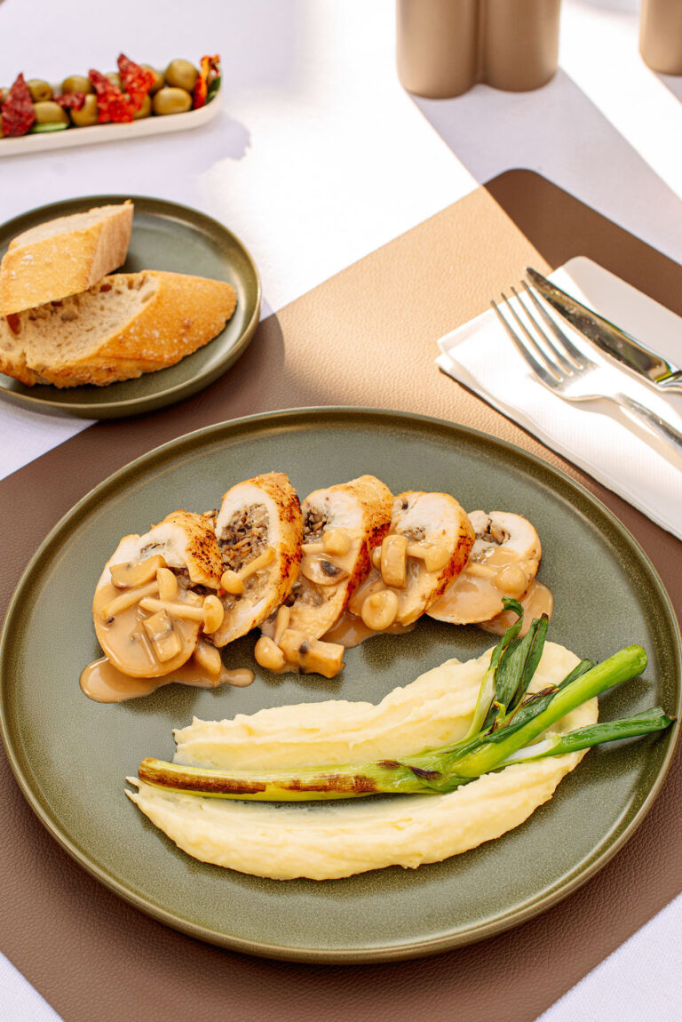 Plat raffiné : rouleau de viande farci, sauce aux champignons et purée onctueuse.