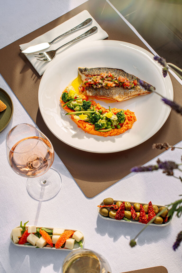 Dégustation gastronomique : service de poisson et légumes méditerranéens.