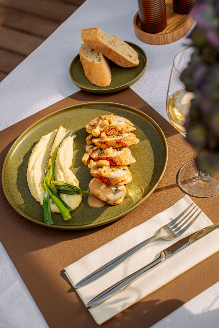 Focus sur un plat de viande mijotée, sauce crémeuse aux champignons et purée fondante.