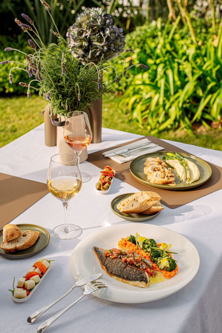 Expérience culinaire élégante sur la Côte d’Azur : art de la table et raffinement.