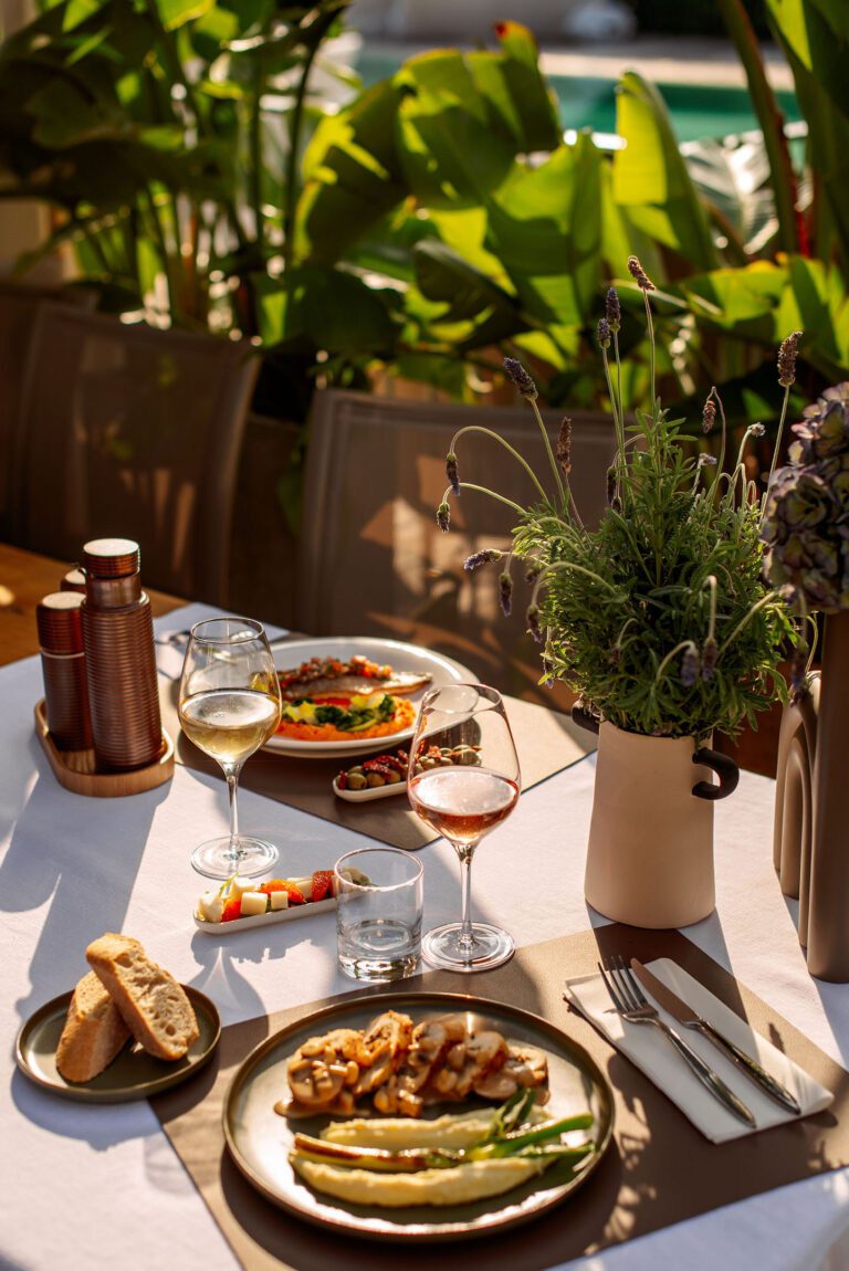Dégustation gastronomique : service de poisson et légumes méditerranéens.