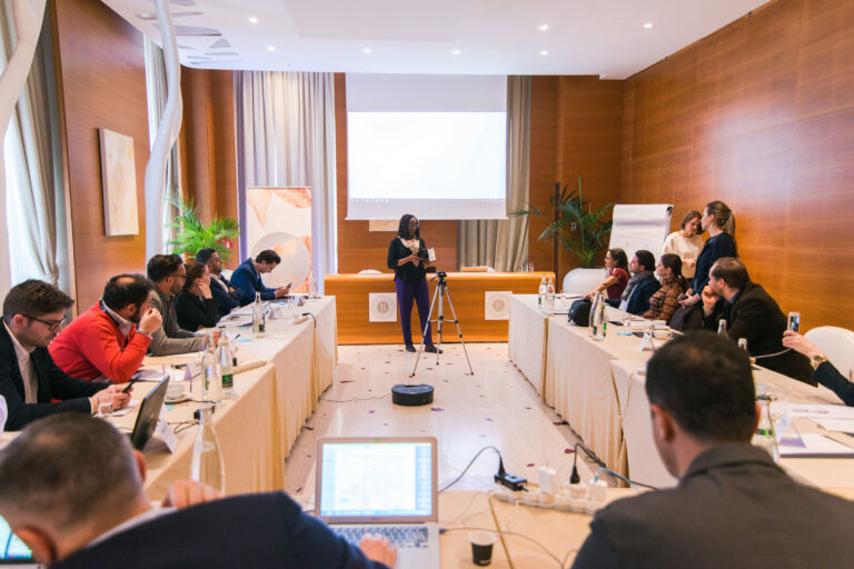 Photographe événementiel entreprise Côte d’Azur : un conférencier s’adresse au public lors d’un séminaire professionnel.