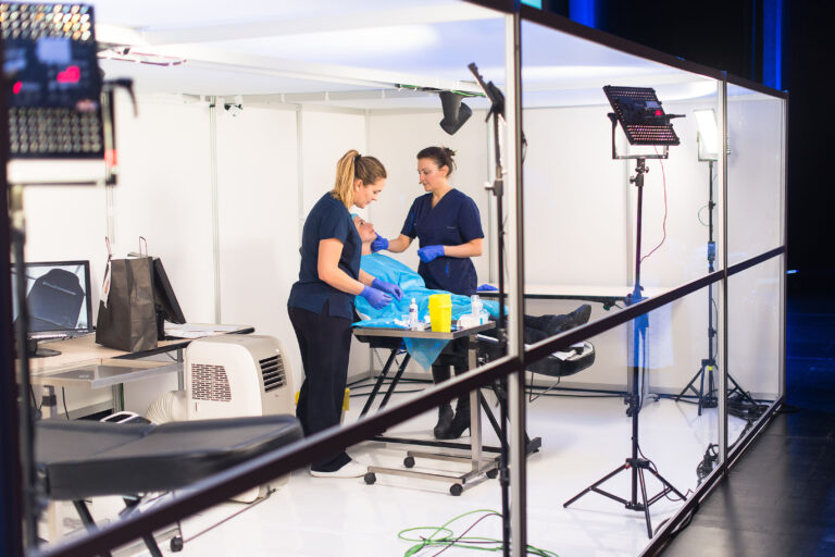 Un modèle teste un appareil d’imagerie médicale 3D lors d’une présentation en direct.