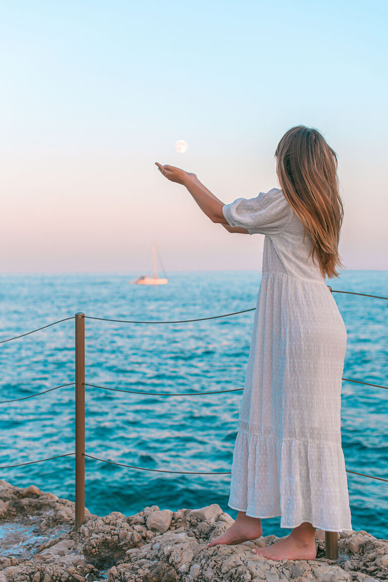 Photo artistique d’une femme inspirante, la lune en fond, symbole de renouveau et d’intuition.